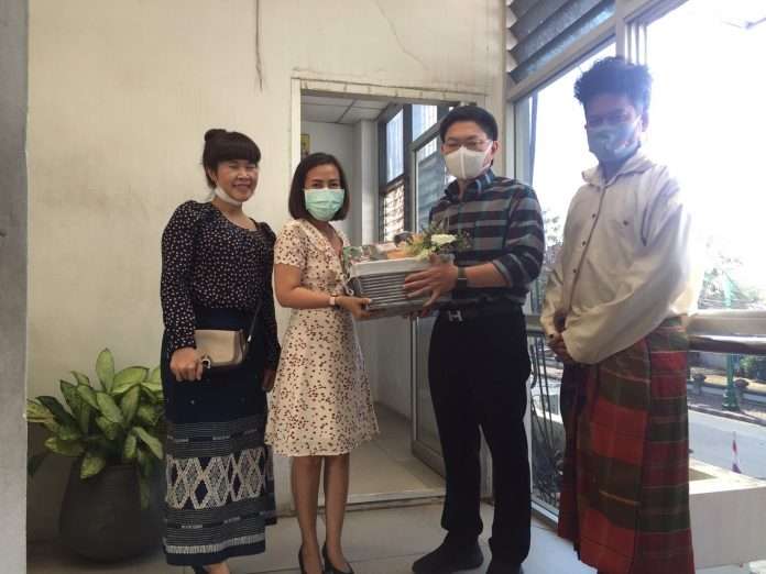 The Art and Culture Center presents a New Year’s gift to Mr. Thirasak Teekayuphan, Mayor of Khon Kaen