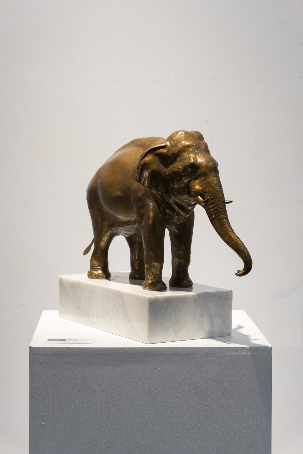 ชื่อผลงาน พลังแห่งป่าใหญ่ ศิลปิน สุริยา นามวงษ์ ขนาด 30x52x17 ซม. เทคนิค Bronze (สำริด), ราคา 95,000 บาท
