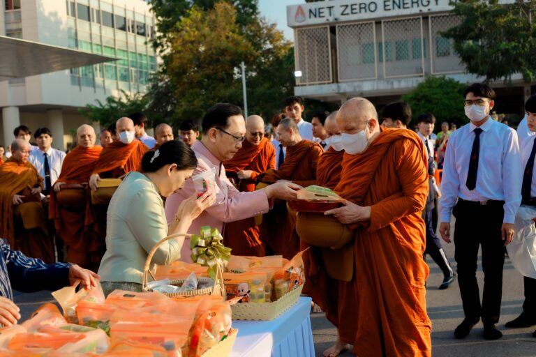 วันคล้ายวันสถาปนามหาวิทยาลัยขอนแก่น “ครบรอบ ๖๑ ปี มหาวิทยาลัยขอนแก่น” จัดบุญใหญ่ตักบาตร ร่วมพิธีเจริญพระพุทธมนต์ และพิธีทอดผ้าป่าเพื่อการศึกษา พี่ให้น้องกองละ ๑,๐๐๐ บาท